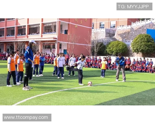 在绿茵场上捡水瓶传递环保理念与足球精神的完美结合